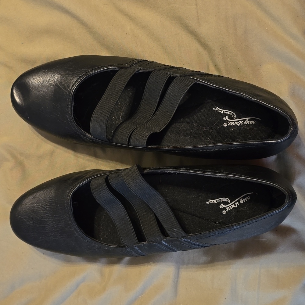 Size 11 Easy Street black wedges